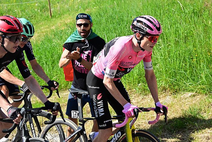 Im Rosa Trikot des Gesamtführenden des Giro d´ Italia Jonas Vingegaard (DEN, Team Visma - Lease a Bike) 19 Etappe. Feltre  -  Alleghe (Piani di Pezze)   (151km) 109. Giro d Italia
