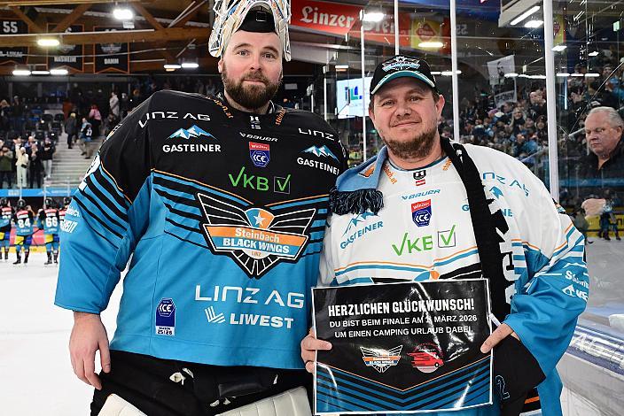 Tormann Rasmus Tirronen (Steinbach Black Wings Linz) mit Teilnehmer Reise Gewinnspiel 34. Runde ICE, Steinbach Black Wings Linz vs Hydro Fehervar AV 19, Linz AG Eisarena 