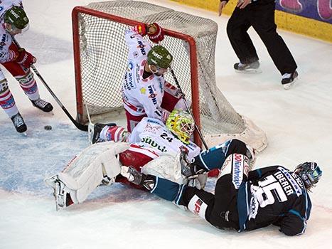 Matthias Iberer, Linz und Jaroslac Huebl, Bozen, EHC Liwest Black Wings Linz vs HCB Suedtirol, 5. Viertelfinale