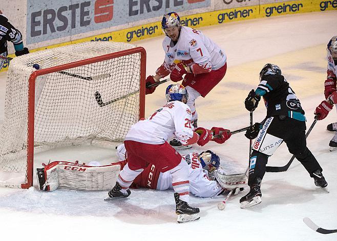 Fabio Hofer (EHC Liwest Black Wings Linz) vor Tormann Bernhard Starkbaum (EC Red Bull Salzburg) EHC Liwest Black Wings Linz vs EC Red Bull  Salzburg 2. Semifinale