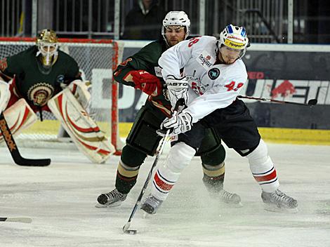 #48 Jan Kolar, Pardubice und #8 Fredrik Erilsson, Froelunda. Froelunda Indians vs HC CSOB Pardubice
