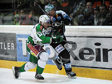 Gregor Baumgartner, Linz im Duell mit Damjan Dervaric, Laibach, EHC Liwest Black Wings Linz vs. HDD Tilia Olimpija Ljubljana 