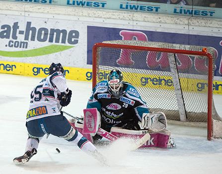 Tormann Michael Ouzas (EHC Liwest Black Wings Linz) und Andrew Sarauer (Fehervar AV 19), EHC Liwest Black Wings Linz vs Fehervar AV 19