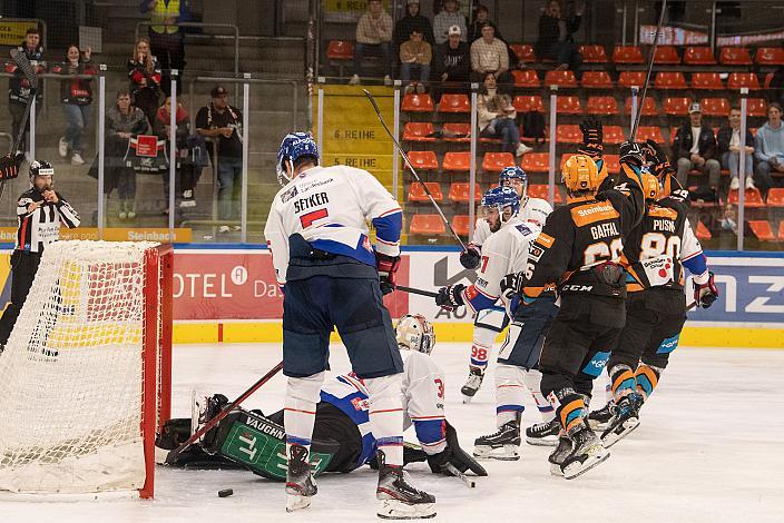 Julian Pusnik (Steinbach Black Wings Linz) feiert das 1 Saisontor für Linz Steinbach Black Wings Linz vs HC Tiwag Innsbruck - Die Haie, bet-at-home ICE Hockey League