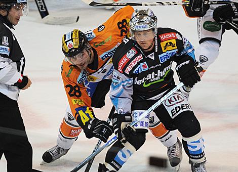 #28 Mike Ouellette, Stuermer, Graz 99ers und Rob Shearer, Liwest Black Wings Linz