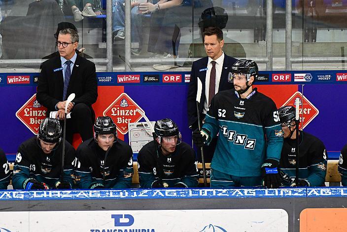 Assistent Coach Mark Szücs (Steinbach Black Wings Linz), Head Coach Philipp Lukas (Steinbach Black Wings Linz), Julian Pusnik (Steinbach Black Wings Linz)  Testspiel Steinbach Black Wings Linz vs Straubing Tigers, Linz AG Eisarena