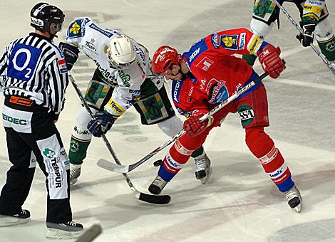 #22 Jiri Simanek, Stuermer, HC Mountfield Budweis, beim Bully.