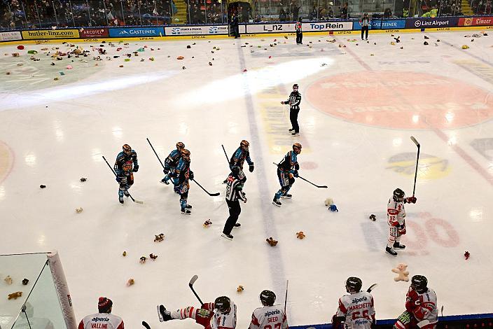 Die Steinbach Black Wings Linz feiern das Tor zum 1 zu 0 durch Logan Roe (Steinbach Black Wings Linz) zum Teddy Bear Toos, Weihnachtsdress,  Win2Day ICE Hockey League,  Steinbach Black Wings Linz vs  HCB Südtirol Alperia,  Linz AG Eisarena