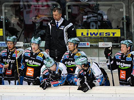 Die Spielerbank der Linzer mit Trainer Robert Daum, EHC Liwest Black Wings Linz vs. EC Red Bull Salzburg, Platzierungsrunde