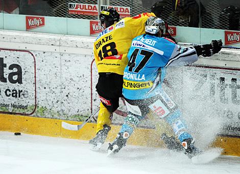 Rich Bronilla Linz im Duell mit Martin Oraze, Vienna Capitals; Vienna Capitals vs. Liwest Black Wings 