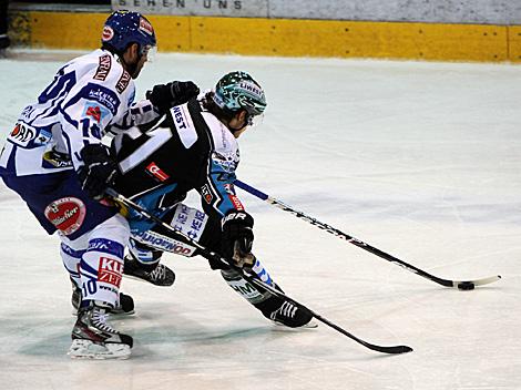 Philipp Lukas, Linz und Derek Damon, VSV, EHC Liwest Black Wings Linz vs. EC Rekord Fenster VSV