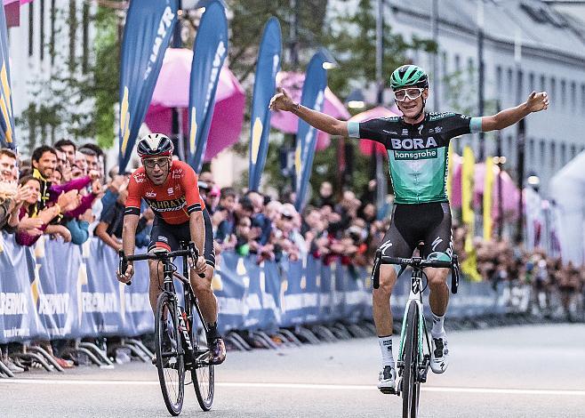 v.l. Vincenzo Nibali (ITA, Bahrain Merida Pro Cycling Team), Felix Grossschartner (AUT, Bora - Hansgrohe), Wels Innenstadtkriterium
