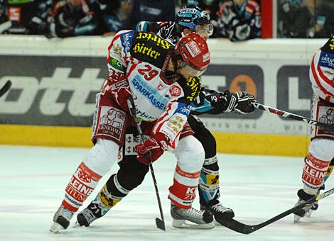 #29 Christoph Brandner, Stuermer, KAC im Duell mit Pat Leahy, Stuermer, Liwest Black Wings Linz.