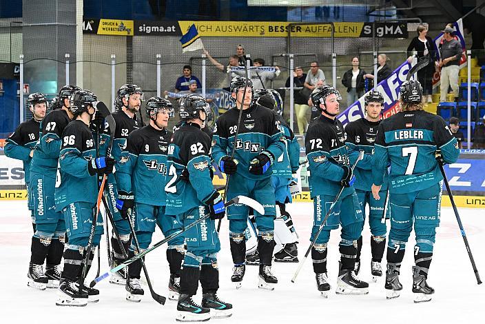 Das Team der Steinbach Black Wings Linz feiern den Heimsieg über den VSV Testspiel Steinbach Black Wings Linz vs EC VSV, Linz AG Eisarena 