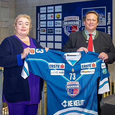 v.l. Tina Egger, Präsident OÖ Eishockeyverband Christian Ladberg,  Eishockey Akademie Oberösterreich, OÖ