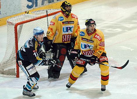 #19 Richard Seeley, Verteidiger, Vienna Capitals und Rob Shearer, Liwest Black Wings Linz vor dem Tor der Vienna Capitals gehuetet von Sebastian Charpentier.