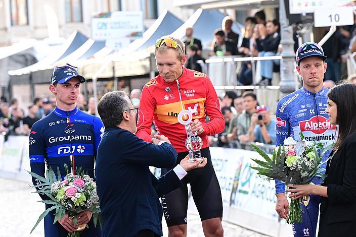 Das Podest 2. Platz  Romain Gregoire (FRA, Groupama - FDJ), der Sieger Magnus Kort (DEN, Uno-X Mobility), 3. Platz Xandro Meurisse (BEL, Alpecin-Deceuninck),  Veneto Classic, Soave - Bassano del Grappa,, Veneto