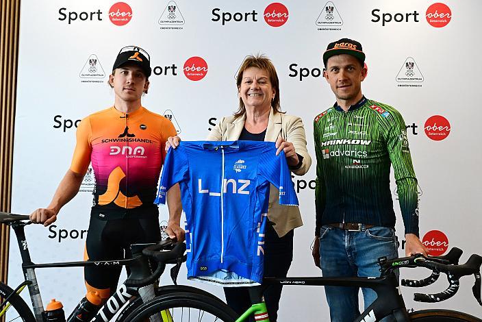 v.l. Marvin Hammerschmid (AUT, Cycling Team Schwingshandl), Vizebürgermeisterin Mag. Karin Hörzing, Stadt Linz, Riccardo Zoidl (AUT, Hrinkow Advarics) Pressekonferenz Int. Raiffeisen Oberösterreich Rundfahrt (UCI Kat. 2.2), Olympiazentrum Linz  