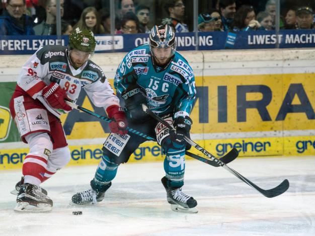 Brett McLean (EHC Liwest Black Wings Linz) und Luca Frigo (HCB Suedtirol Alperia)   EHC Liwest Black Wings Linz vs HCB Suedtirol Alperia 5. Viertelfinale