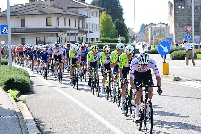 Das Peloton in Marostica, Veneto Classic, Soave - Bassano del Grappa,, Veneto