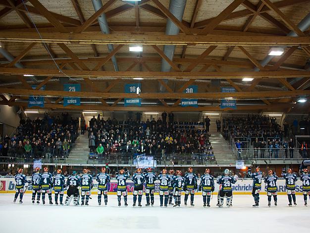 Das Team verabschiedet die Fans, auf der Westtribuene, EHC Liwest Black Wings Linz vs SAPA Fehervar AV 19