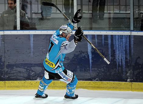 Jason Ward, Linz jubelt ueber den Ausgleich, Spielstand 1 zu 1, Liwest Black Wings Linz vs. EC Red Bull Salzburg