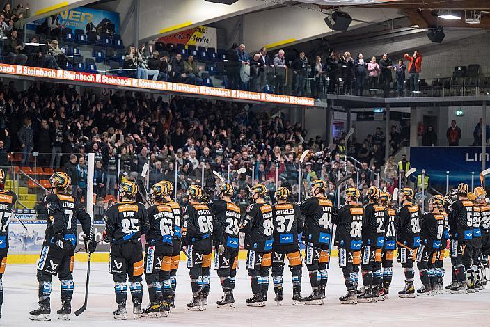 Das Team der Steinbach Black Wings Linz feiern den Heimsieg über die Graz 99ers Steinbach Black Wings Linz vs Moser Medical Graz 99ers, Pre-Play-Offs, 3. Runde ICE Hockey League, Steinbach Black Wings Linz, Linz AG Eisarena 