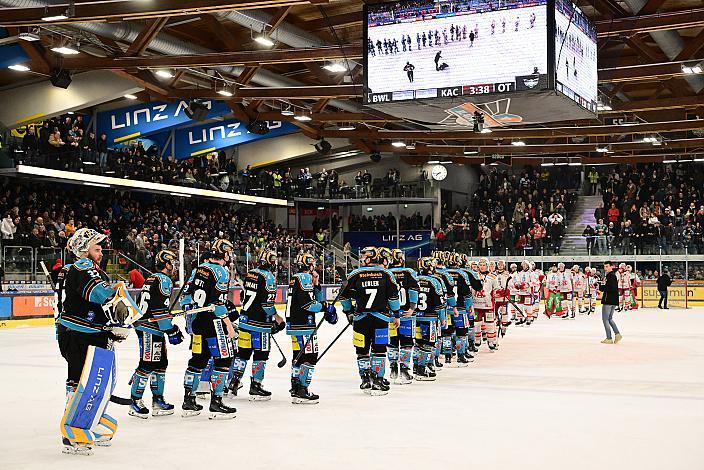 Das Team der Steinbach Black Wings Linz feiern den Heimsieg über den EC KAC, Win2Day ICE Hockey League,  Steinbach Black Wings Linz vs EC KAC,  Linz AG Eisarena