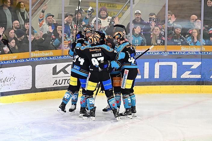 Die Steinbach Black Wings Linz feiern das Tor zum 1 zu 0 durch Sean Collins (Steinbach Black Wings Linz),  Win2Day ICE Hockey League,  Steinbach Black Wings Linz vs EC Red Bull Salzburg,  Linz AG Eisarena 