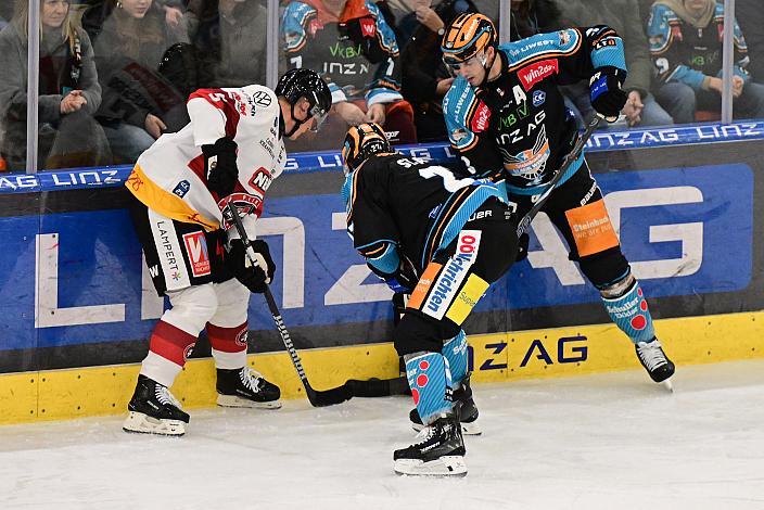 Jakob Lundegard (Pioneers Vorarlberg), Raphael Wolf (Steinbach Black Wings Linz), Shawn St.Amant (Steinbach Black Wings Linz),  Win2Day ICE Hockey League,  Steinbach Black Wings Linz vs  Pioneers Vorarlberg,  Linz AG Eisarena 