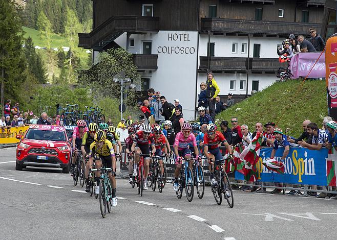 die Gruppe der Favoriten mit Vincenzo Nibali (ITA, Bahrain Merida Pro Cycling Team), Primoz Roglic (SLO, Team Jumbo-Visma), Richard Carapaz (ECU, Movistar Team), Giro, Giro d Italia, Radsport, 102. Giro d Italia - 19. Etappe