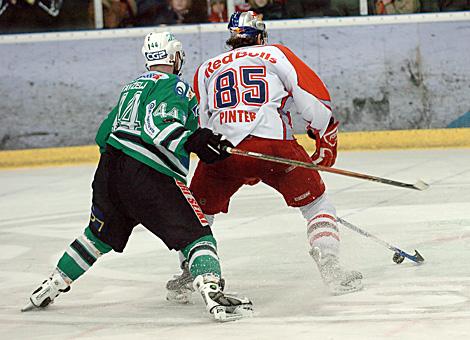 #85 Philipp Pinter, Stuermer, Red Bulls Salzburg verfolgt von der #44 Andrej Tavzelj, Verteidiger, Olimpija Ljubljana.