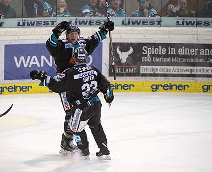 Joel Broda (EHC Liwest Black Wings Linz) und Fabio Hofer (EHC Liwest Black Wings Linz)  EHC Liwest Black Wings Linz vs KHL Medvescak Zagreb