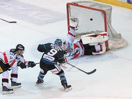 Jason Ulmer scort, gegen Chris Holt, Znaim, EHC Liwest Black Wings Linz vs HC Orli Znojmo, Pick Round