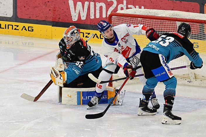 Tormann Rasmus Tirronen (Steinbach Black Wings Linz), Benjamin Corbeil (HC Tiwag Innsbruck - Die Haie), Paul Eder (Steinbach Black Wings), 26. Runde ICE, Steinbach Black Wings Linz vs HCInnsbruck, Linz AG Eisarena 