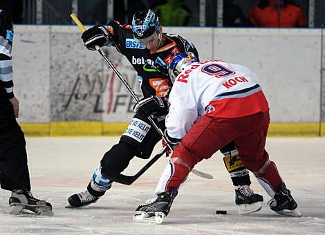 Thomas Koch EC Red Bull Salzburg und Daniel Oberkofler Liwest Black Wings Linz
