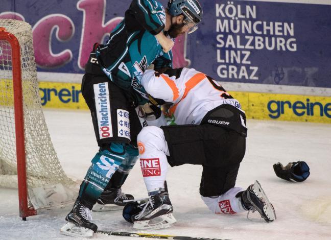 Brett Palin (EHC Liwest Black Wings Linz) boxt Daniel Natter (Moser Medical Graz 99ers)  EHC Liwest Black Wings Linz vs Moser Medical Graz 99ers