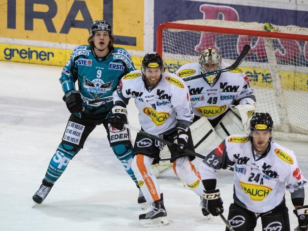 Brian Lebler (EHC Liwest Black Wings Linz) und Kevin Schmidt (Dornbirner Eishockey Club) EHC Liwest Black Wings Linz vs Dornbirner Eishockey Club