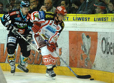 #46 Christoph Ibounig, Stuermer, EHC Liwest Black Wings Linz verfolgt die #61 Christoph Harand, KAC.
