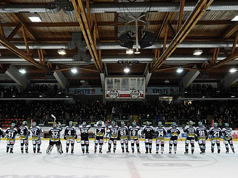 Die Linzer feiern den Sieg gegen Laibach. EHC Liwest Black Wings Linz vs. HDD Tilia Olimpija Ljubljana 