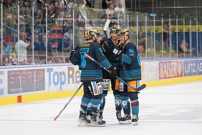 Die Steinbach Black Wings Linz feiern das Tor zum 1 zu 0 durch Niklas Würschl (Steinbach Black Wings), Testspiel Steinbach Black Wings Linz vs EC Bad Nauheim, Linz AG Eisarena, pre season 