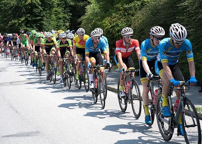 Das Feld mit Stephan Rabitsch (AUT, Team Felbermayr Simplon Wels) im gelben Trikot, 4. Etappe Traun - Ternberg