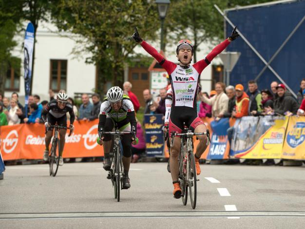 Der Zielsprint in Ranshofen, 1. AUER Daniel, Team WSA Greenlife,  2. MARIN Matej, Team Gourmetfein Simplon,3. BAJC Andi, Team Amplatz, BMC