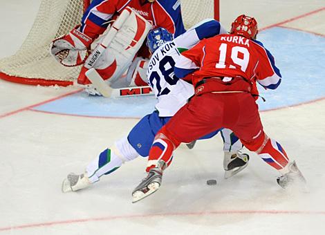 #28 Konstantin Koltsov, Stuermer, Salavat Yulayev Ufa im Angriff auf des Tor des HC Budweis.