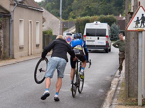 Defekt bei Gregor Nuehlberger, Team NetApp Endura, Radrennen, Paris - Tours