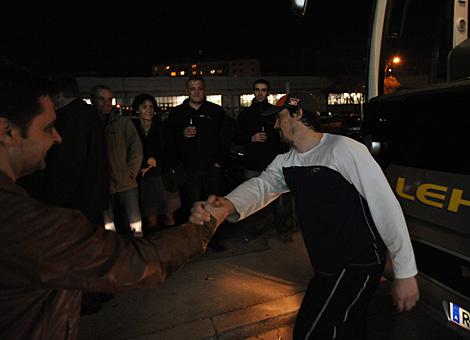 Alex Westlund Liwest Black Wings Linz vor dem Teambus EV Vienna Capitals