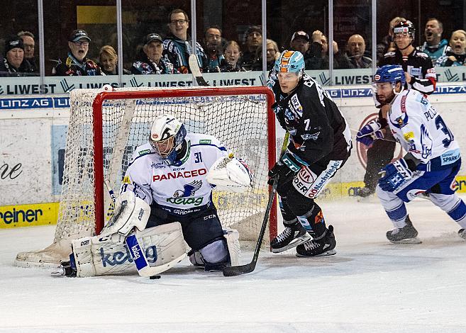 Im Bild: Tormann Brandon Maxwell (EC VSV), Brian Lebler (EHC Liwest Black Wings Linz),  Eishockey,  EHC Liwest Black Wings Linz vs EC Panaceo VSV
