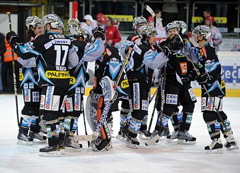 Die Linzer feiern Daniel Oberkofler und Alex Westlund, nach dem Sieg im Penaltyschiessen, Liwest Black Wings Linz vs. HK Acroni Jesenice