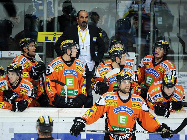 Die Spielerbank der Graz 99ers mit Trainer Mario Richer.