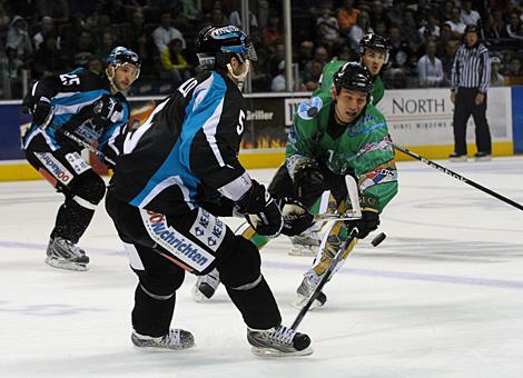 #11 Krys Barch, London Knights im Angriff, #5 Franklin MacDonald, Liwest Black Wings Linz, verteidigt.  